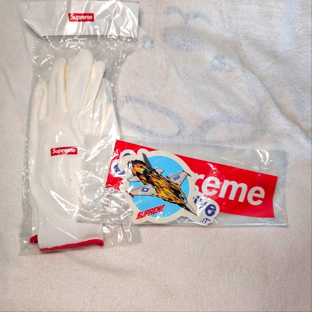 NWT Supreme Rubberized Gloves FW20